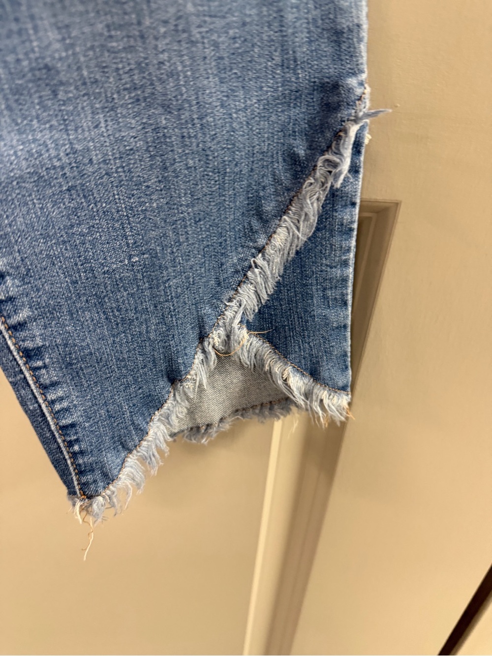 1822 Denim Light Blue Cropped Frayed Hem Jeans - Picture 3 of 6